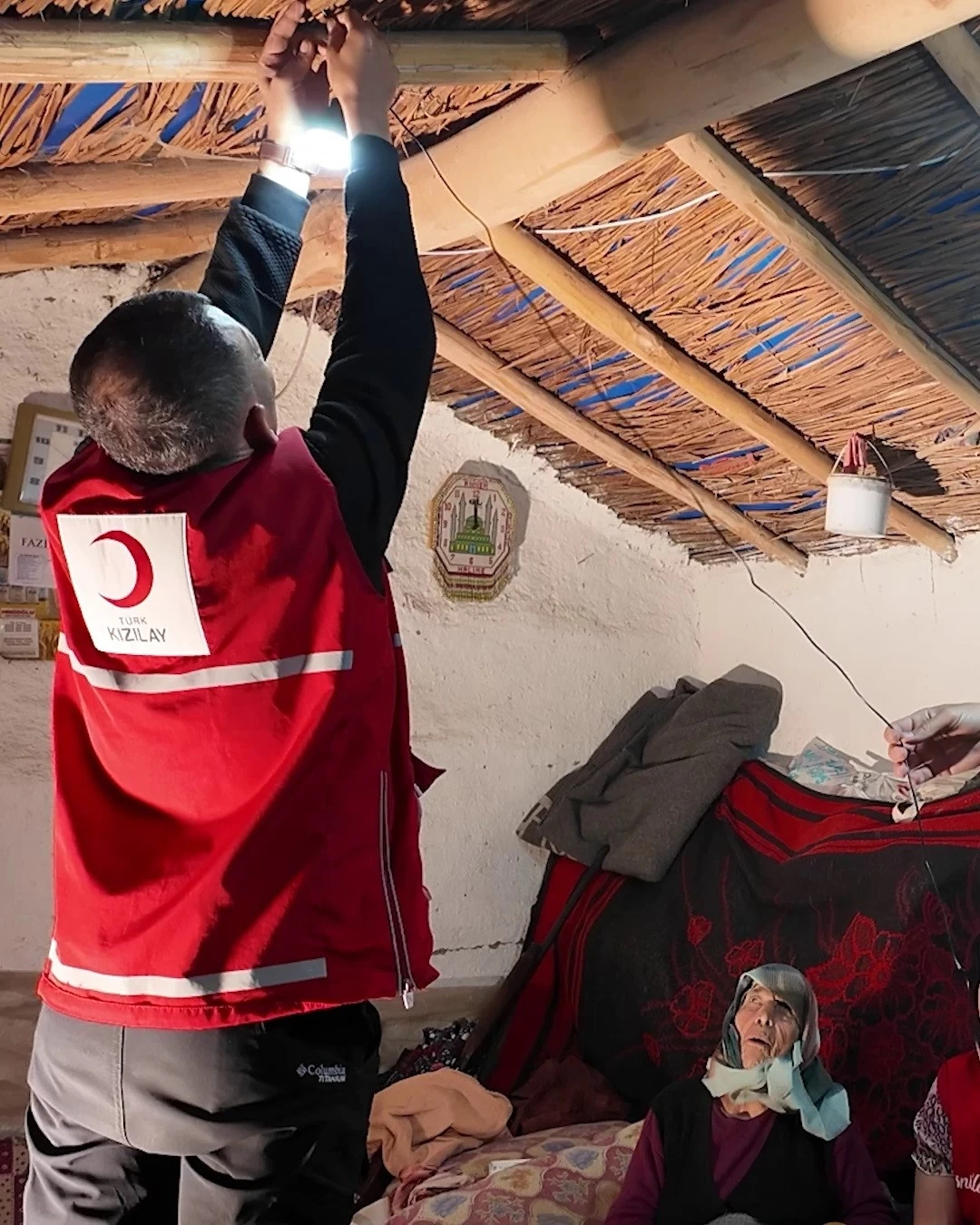 G&ouml;l&uuml;n ortasındaki adada yaşayan 93 yaşındaki kadının korkularına son veren iyilik kayıkla ulaştı
