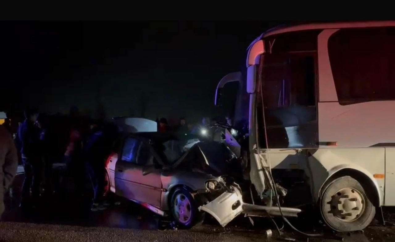 G&ouml;nen&rsquo;de iş&ccedil;i servisi ile otomobil &ccedil;arpıştı: 1 &ouml;l&uuml;, 13 yaralı
