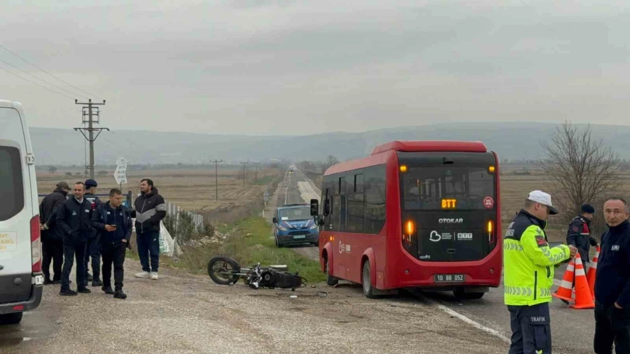 G&ouml;nen&rsquo;de minib&uuml;s ile motosiklet &ccedil;arpıştı: 1 yaralı
