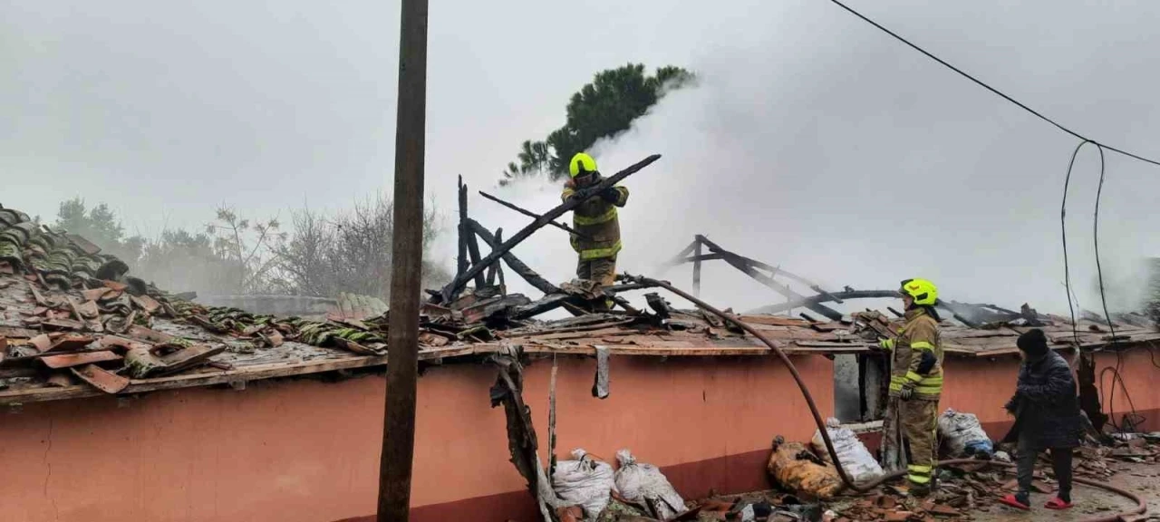 G&ouml;nen&rsquo;de m&uuml;stakil ev yangında kullanılamaz hale geldi
