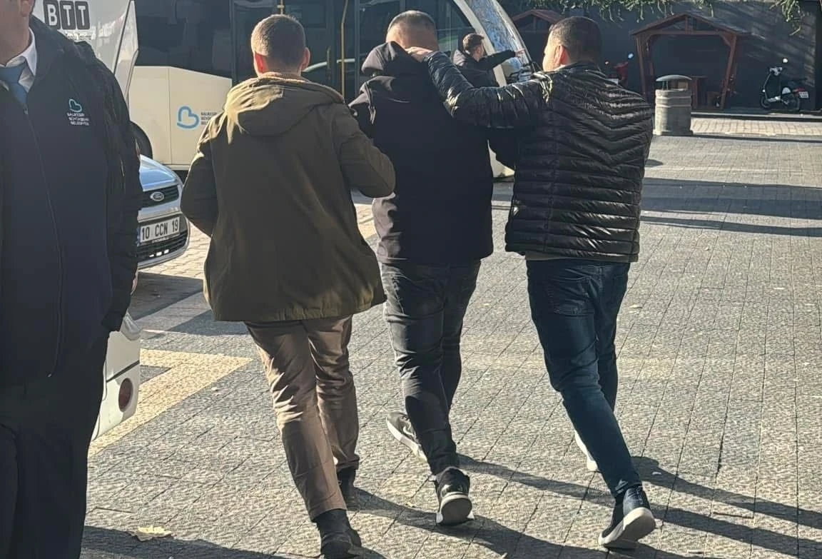 Gönen’de "askere gidiyoruz" diyerek vatandaşları dolandıran 2 kişi yakalandı