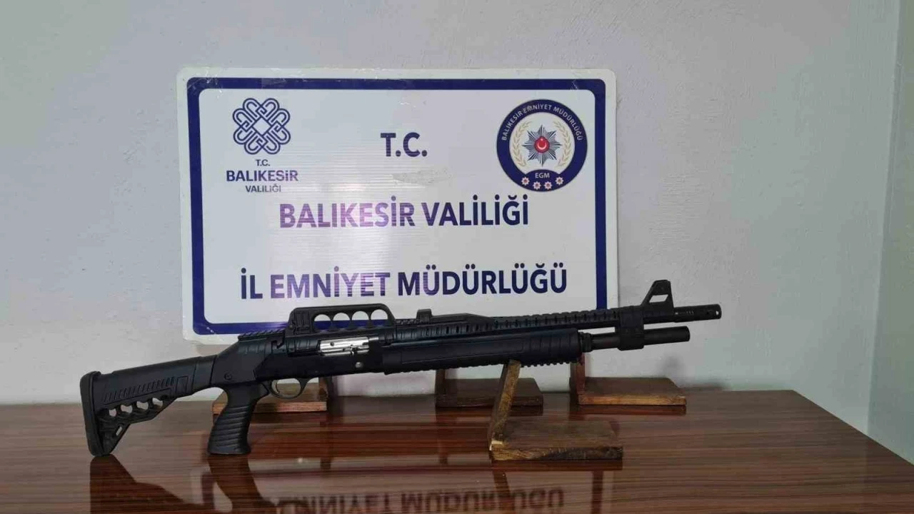 G&ouml;nen&rsquo;de ruhsatsız silah ve 3 &ccedil;alıntı motosiklet ele ge&ccedil;irildi
