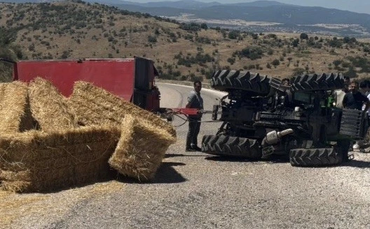 Gönen’de saman yüklü traktör devrildi
