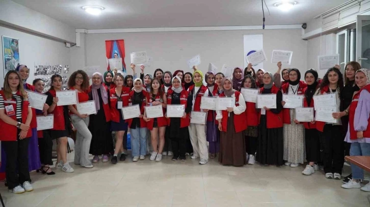 Gönüllü gençler Manisa’da gönüllerde taht kurdu
