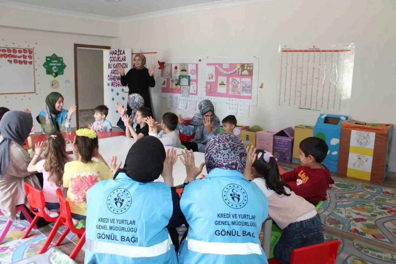 Gönüllü öğrencilerden ’Hayata Renk Kat’ projesi
