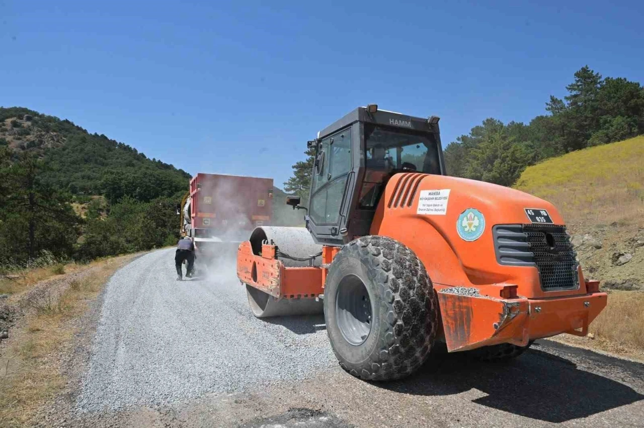 G&ouml;rdes&rsquo;in kritik yolunda asfalt mesaisi başladı
