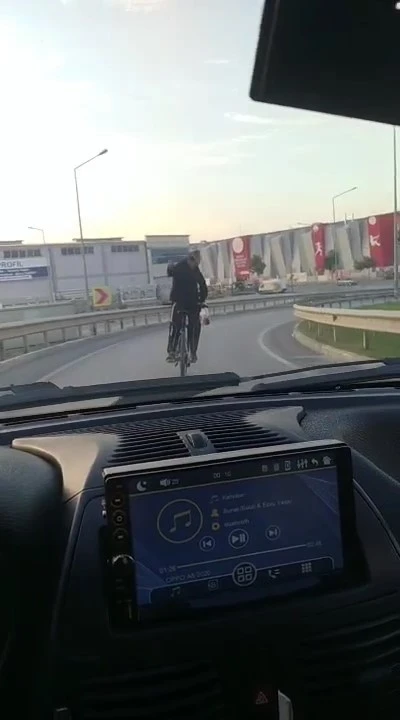 G&ouml;renler cep telefonlarına sarıldı... Bisikletini tersten s&uuml;rd&uuml;
