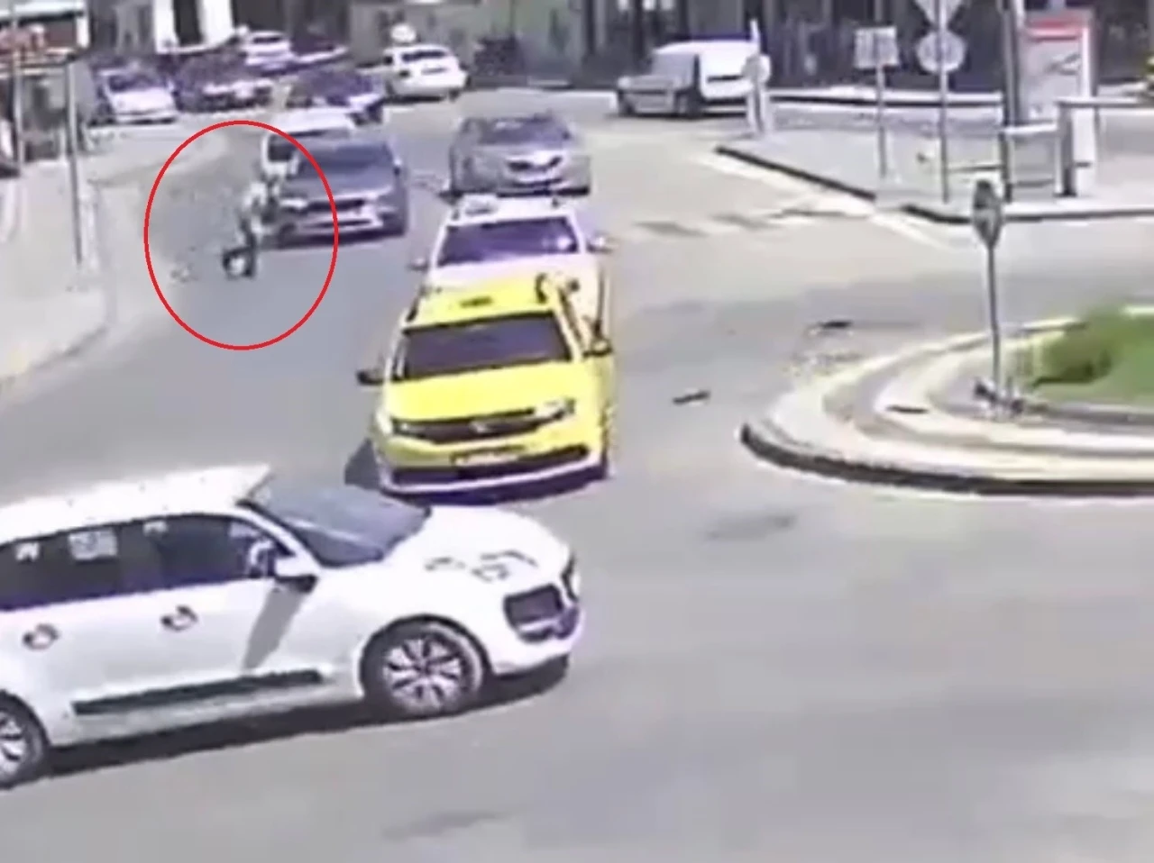 Görenleri hayrete düşüren kaza kamerada... Otomobilin çarpmasıyla savruldu hiçbir şey olmamış gibi yoluna devam etti
