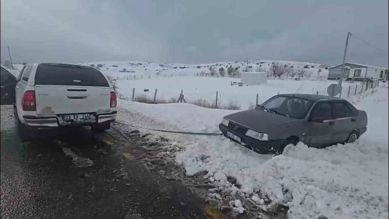 G&ouml;reve giden valilik koruma ekibi, yolda kalan vatandaşı kurtardı
