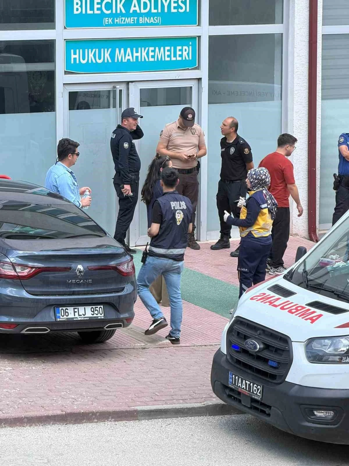 G&ouml;revi başında kalp krizi ge&ccedil;iren polis memuru hayatını kaybetti
