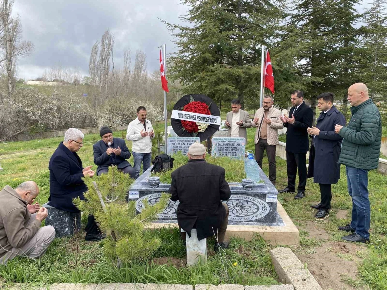 G&ouml;revi esnasında &ouml;ld&uuml;r&uuml;len veteriner hekim, kabri başında meslektaşları tarafından anıldı
