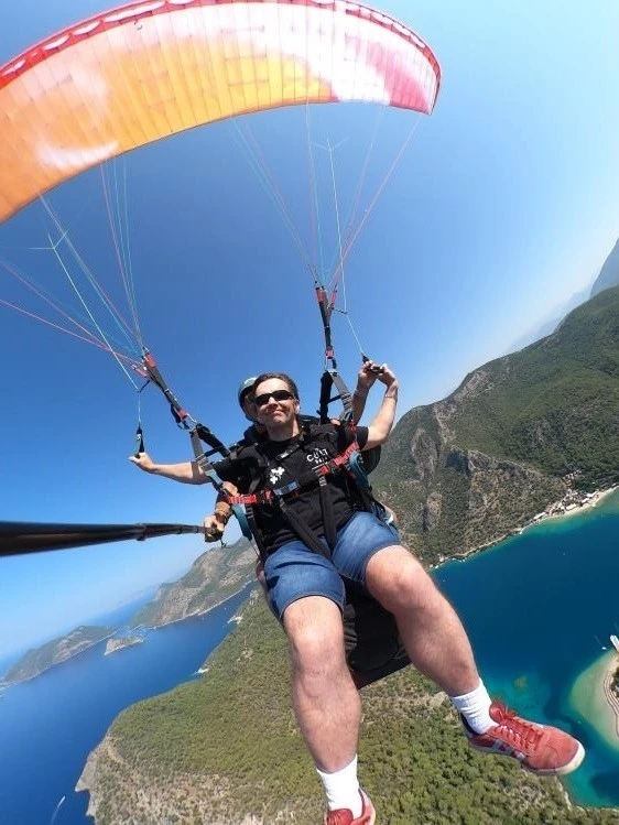 Görme engelli İngiliz turist Babadağ’dan uçtu
