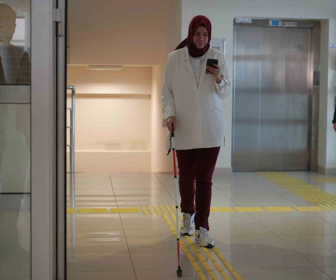 G&ouml;rme engelli &ouml;ğrenci, yapay zeka asistanı sayesinde 4 yılda ilk kez tek başına kantine gidebildi
