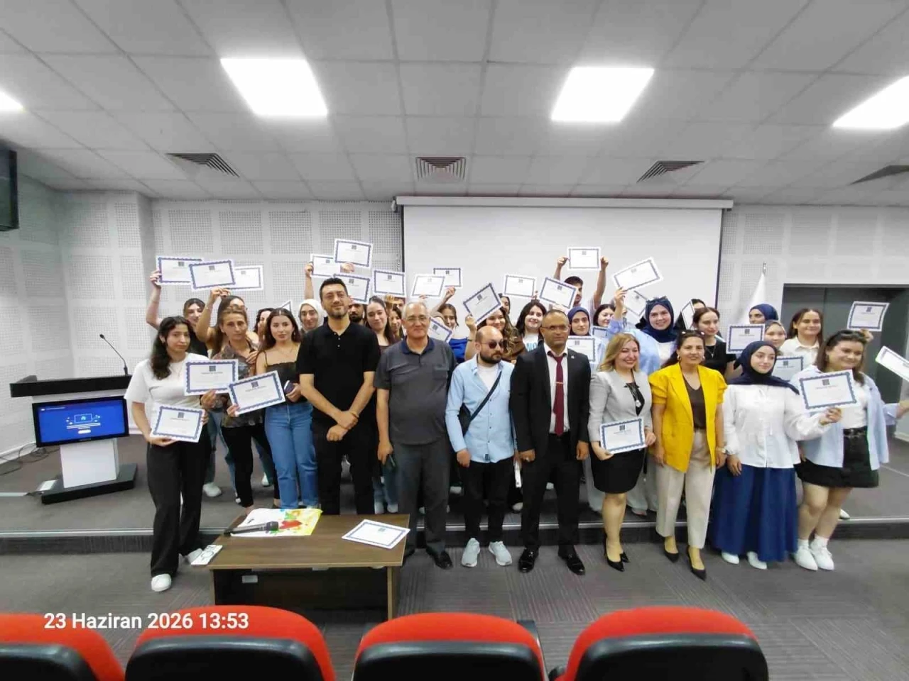 G&ouml;rme engelli &ouml;ğrencilerin &uuml;niversite yolculuğuna b&uuml;y&uuml;k destek
