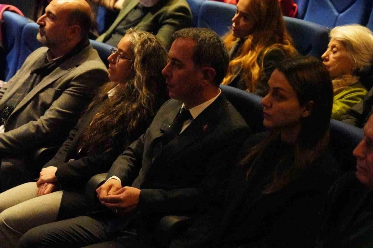 G&ouml;rme Engelli Ressamın Braille tekniğiyle yaptığı resimler beğeni topladı
