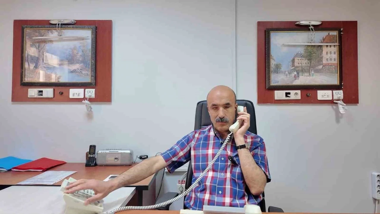 G&ouml;rme engelli santral memuru hafızasıyla hayran bırakıyor: Bin 500 numarayı ezbere biliyor
