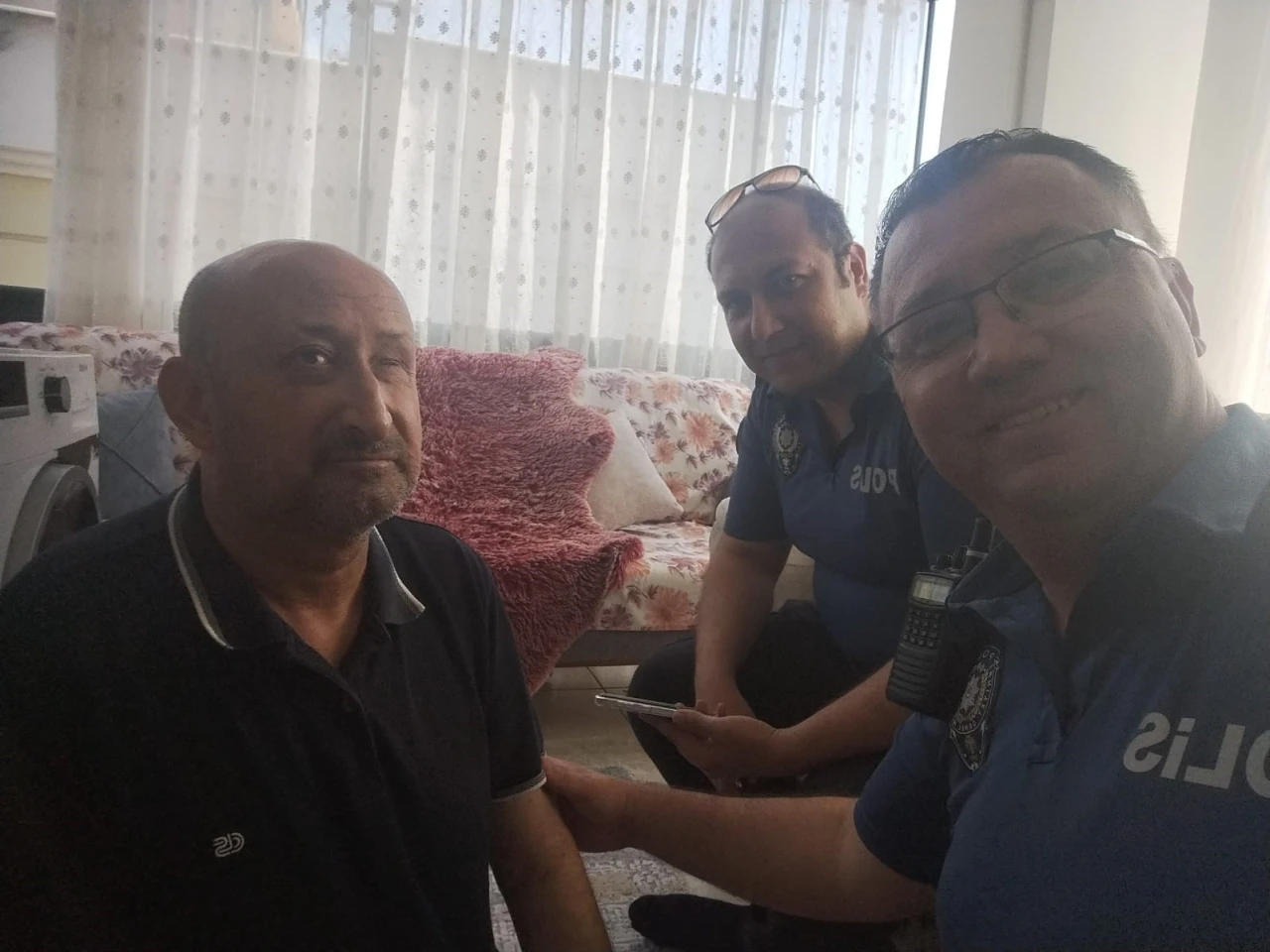 Görme engelli vatandaşın yardımına polis koştu
