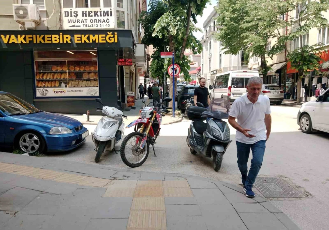 G&ouml;rme engelli yolunu işgal etti
