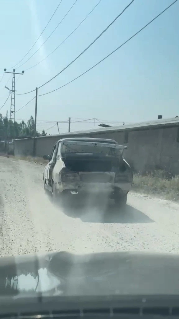 G&ouml;vdesi d&ouml;k&uuml;l&uuml;rken motoru &ccedil;alışan ara&ccedil; ilgin&ccedil; g&ouml;r&uuml;nt&uuml; oluşturdu

