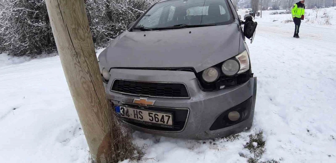 G&ouml;yn&uuml;k&rsquo;te &ccedil;alışan sağlık personelini taşıyan ara&ccedil; Mudurnu&rsquo;da kaza yaptı
