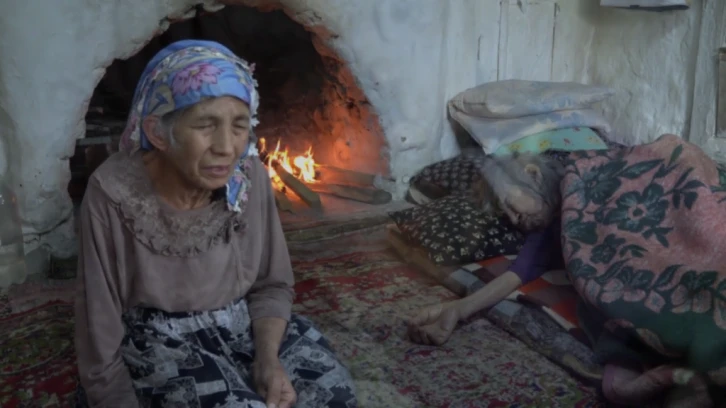 GÖZLERİ GÖRMEYEN RAFİYE ÖZDEMİR İLE YATALAK ANNESİNİN ZORLUKLARLA DOLU YAŞAMI