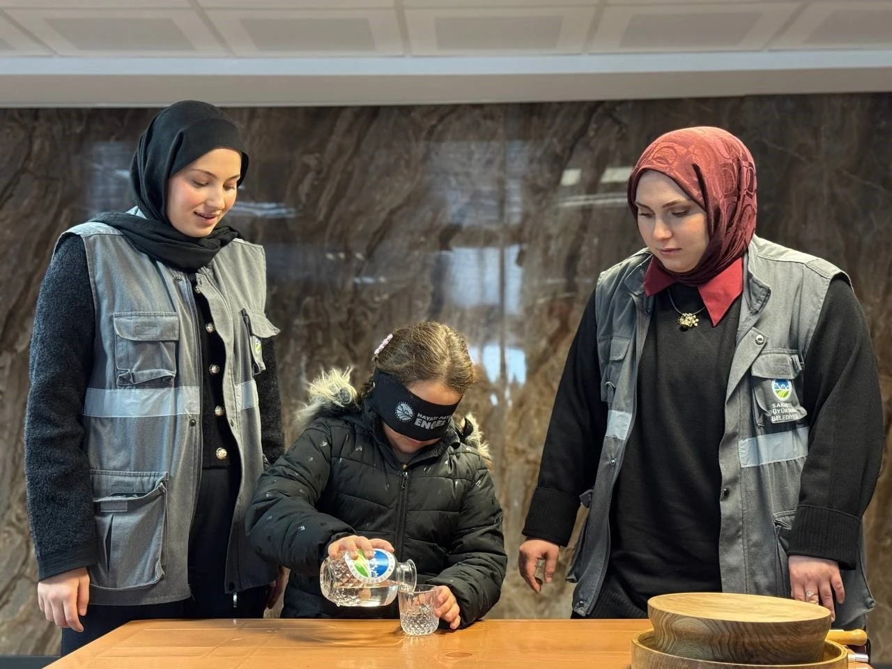 G&ouml;zlerini bağlayıp su doldurdular: &Ouml;ğrencilere &rsquo;Beyaz Baston&rsquo; farkındalığı
