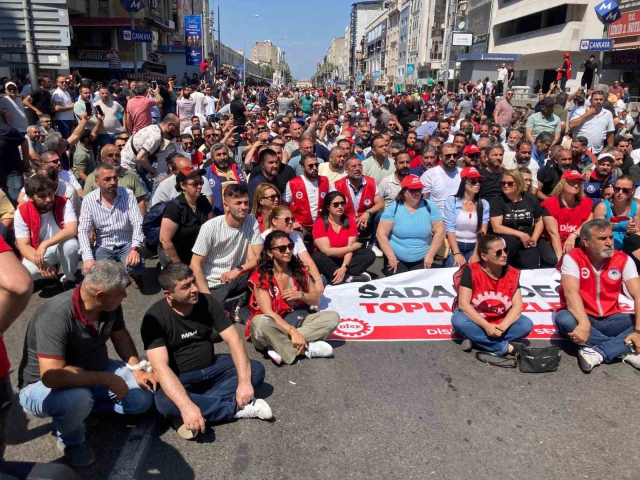 Grevde olan İzmir Büyükşehir çalışanlarından dev yürüyüş
