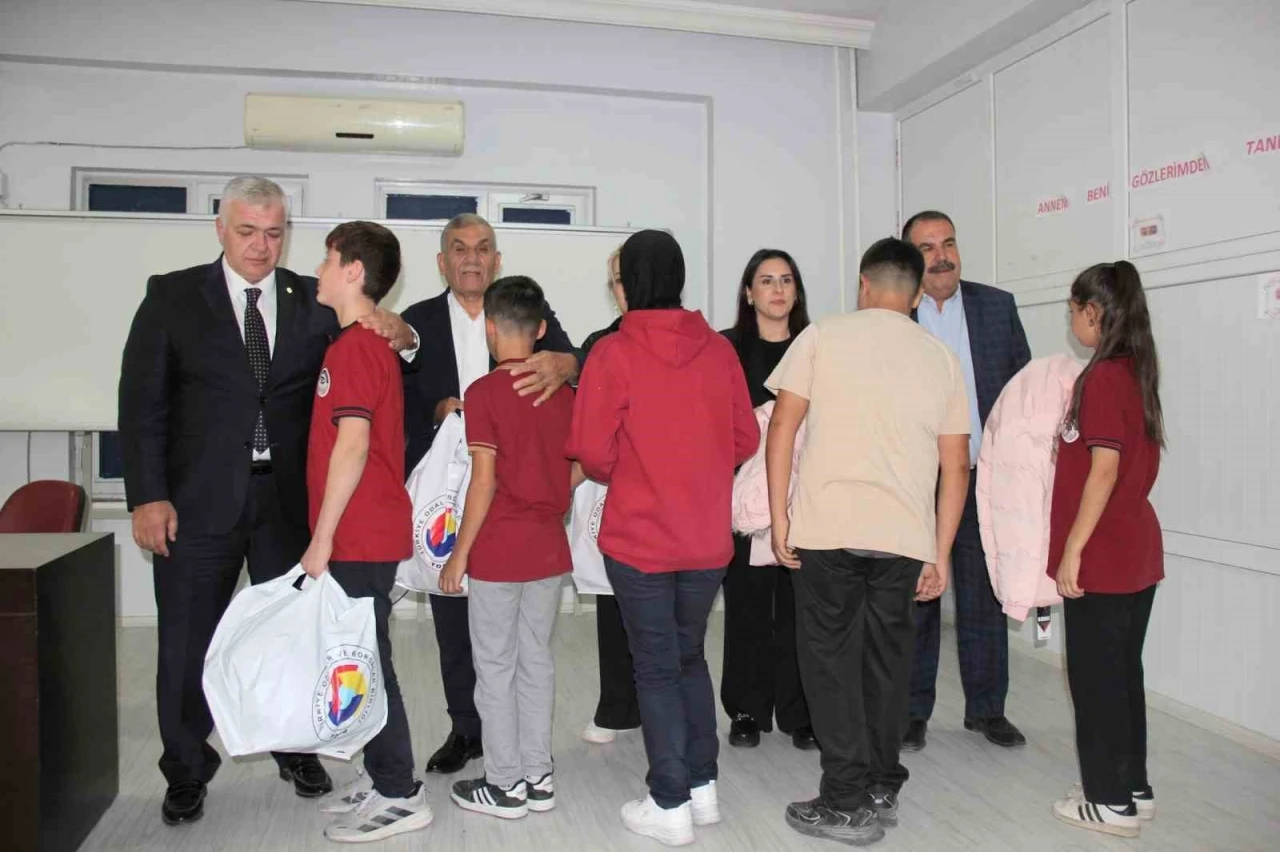 GTB ve TOBB iş birliğiyle 14 okulda öğrencilere kışlık kaban desteği
