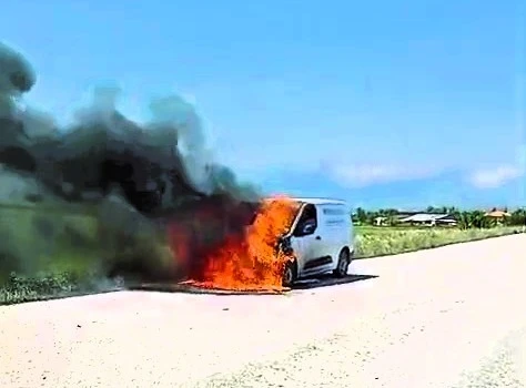 Gübre satmak için mahalleleri dolaşan araç metal yığınına döndü
