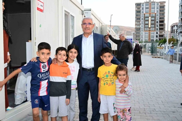 G&uuml;der, depremzede &ccedil;ocukları yalnız bırakmıyor
