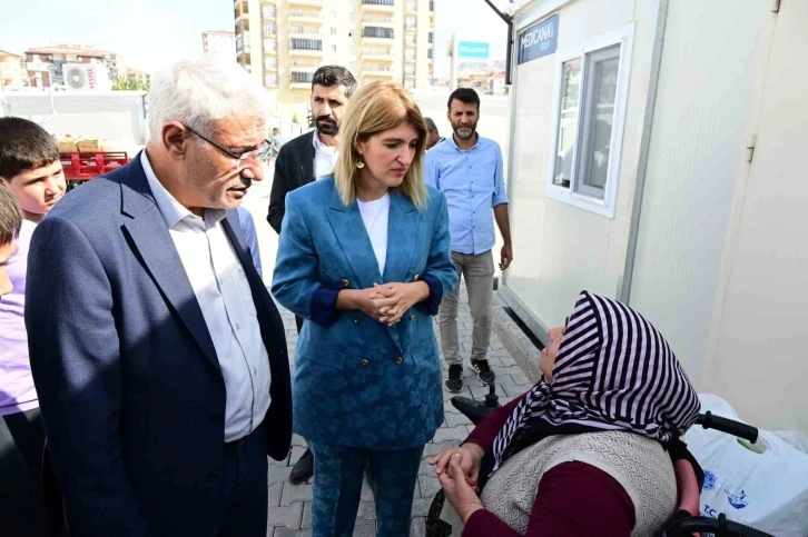 G&uuml;der ve Milletvekili &Ouml;lmeztoprak depremzedeleri yalnız bırakmıyor
