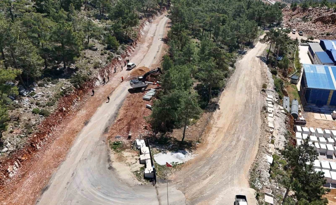 Gülnar’da yol yapım çalışmaları sürüyor