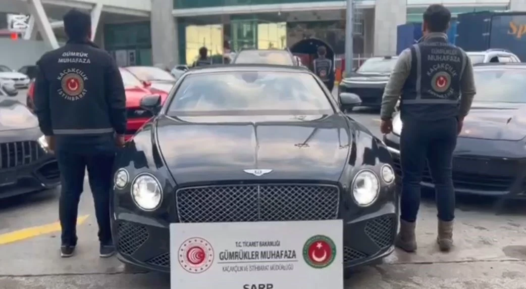 G&uuml;mr&uuml;kten usuls&uuml;z ge&ccedil;irilen 65 l&uuml;ks araca el konuldu: 22 g&ouml;zaltı
