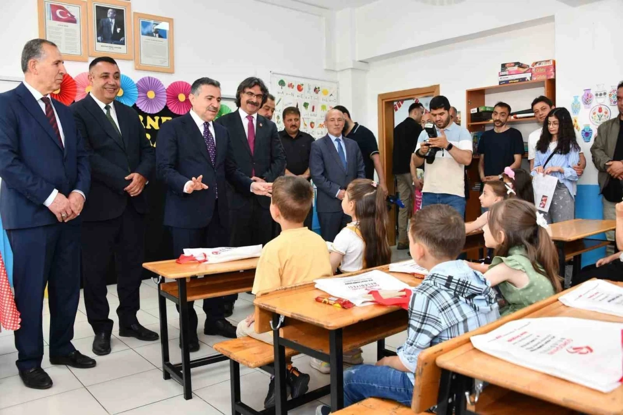 G&uuml;m&uuml;şhane&rsquo;de 17 bin 183 &ouml;ğrenci karne sevinci yaşadı
