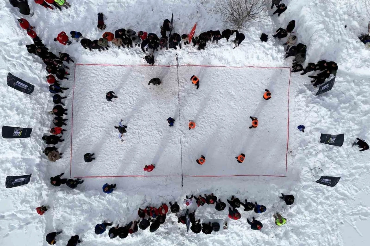 G&uuml;m&uuml;şhane&rsquo;de 33. Kar Voleybolu Şenliği Ahmet &Ccedil;alık anısına d&uuml;zenlendi
