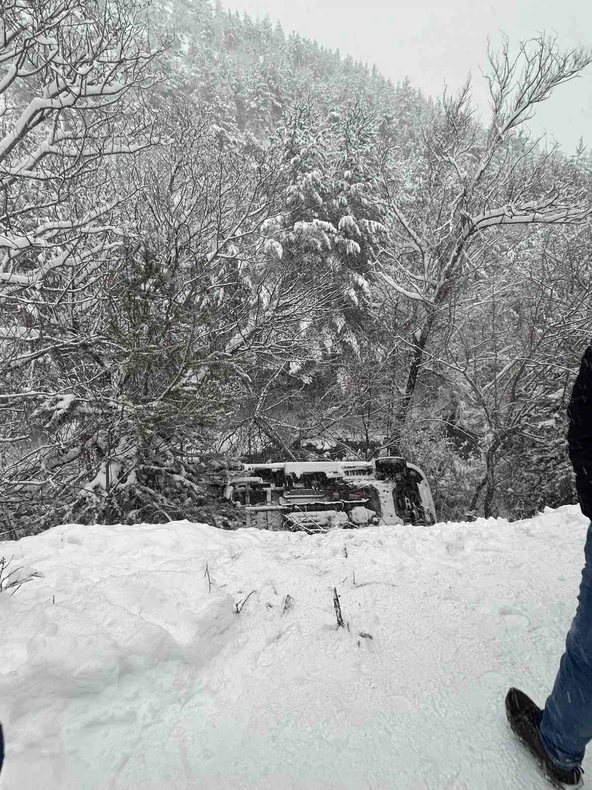 G&uuml;m&uuml;şhane&rsquo;de ambulans dere yatağına yuvarlandı
