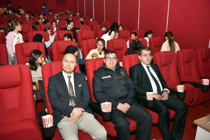 Gümüşhane’de çocuklar sinema keyfiyle bilinçleniyor
