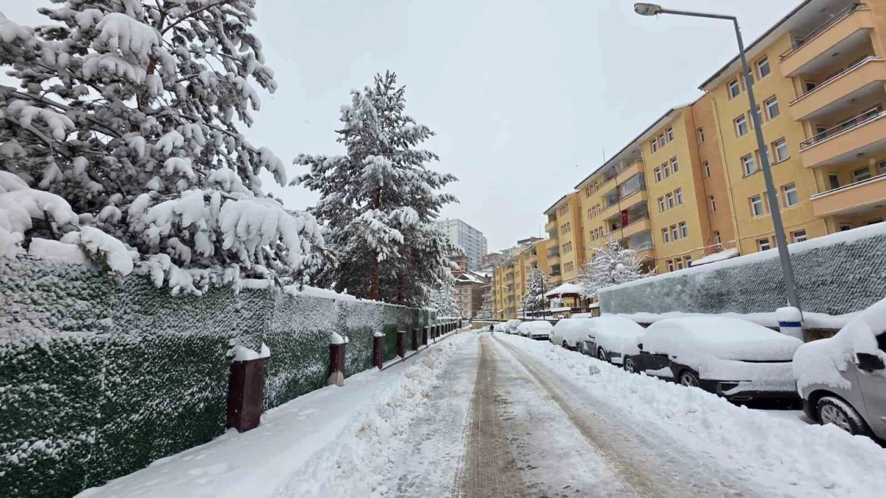 G&uuml;m&uuml;şhane&rsquo;de kar 247 k&ouml;y yolunu ulaşıma kapattı
