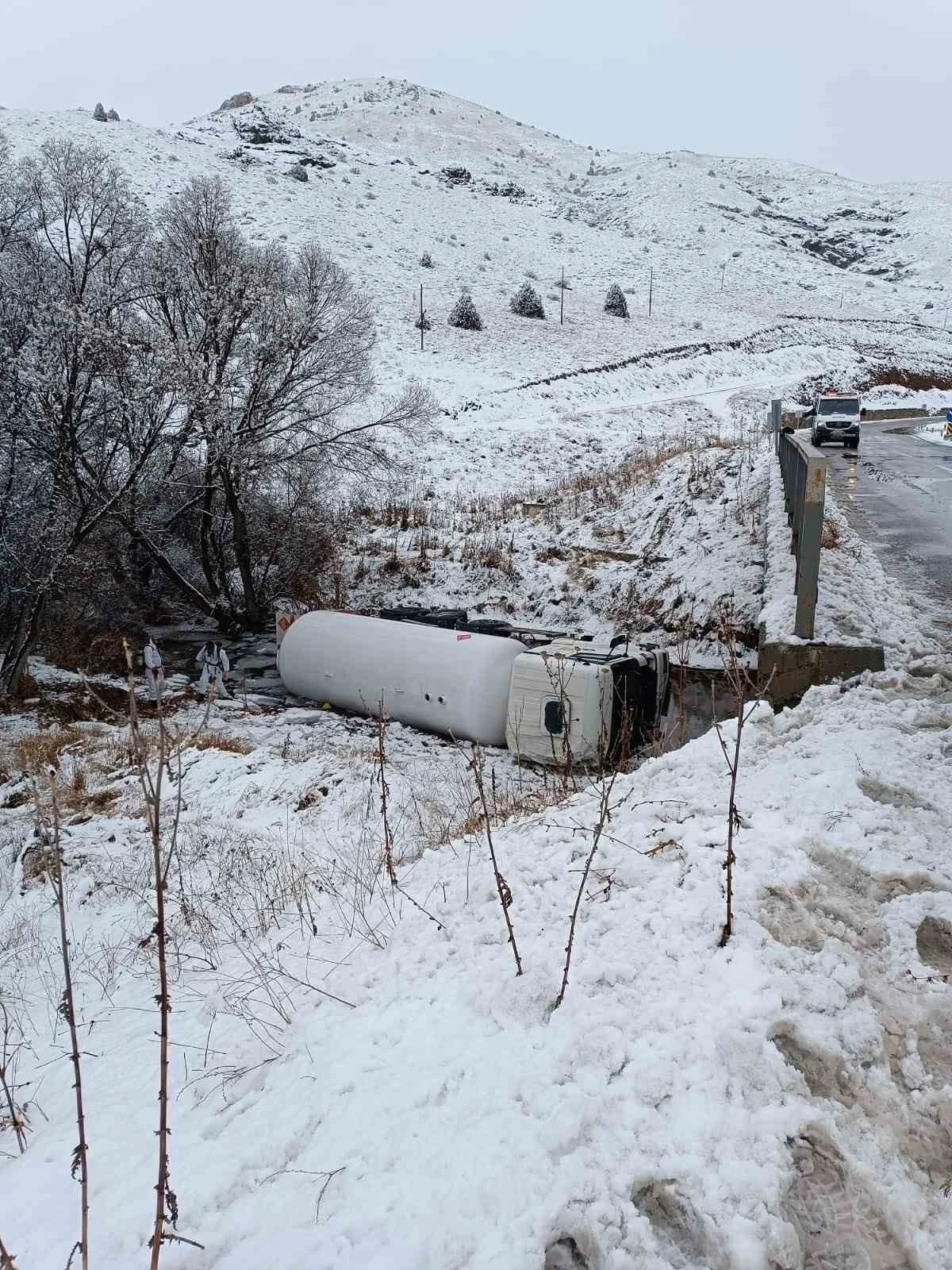 G&uuml;m&uuml;şhane&rsquo;de LPG y&uuml;kl&uuml; tanker dere yatağına devrildi: 1 yaralı
