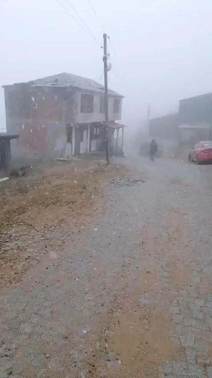 G&uuml;m&uuml;şhane&rsquo;de mevsimin ilk karı Kadırga Yaylası&rsquo;na d&uuml;şt&uuml;
