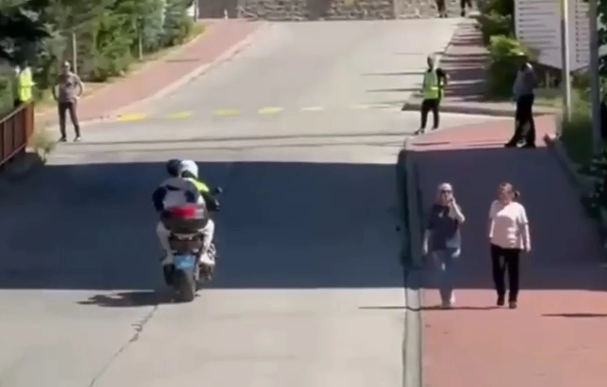 G&uuml;m&uuml;şhane&rsquo;de polis ekiplerinden YKS&rsquo;ye giren &ouml;ğrencilere destek
