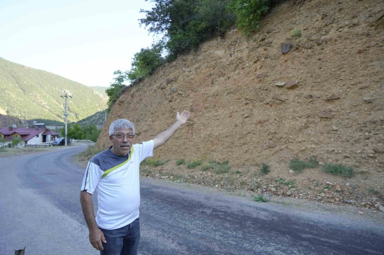 G&uuml;m&uuml;şhane&rsquo;de vatandaşların tapulu arazileri toprak kaymaları nedeniyle her ge&ccedil;en g&uuml;n k&uuml;&ccedil;&uuml;l&uuml;yor
