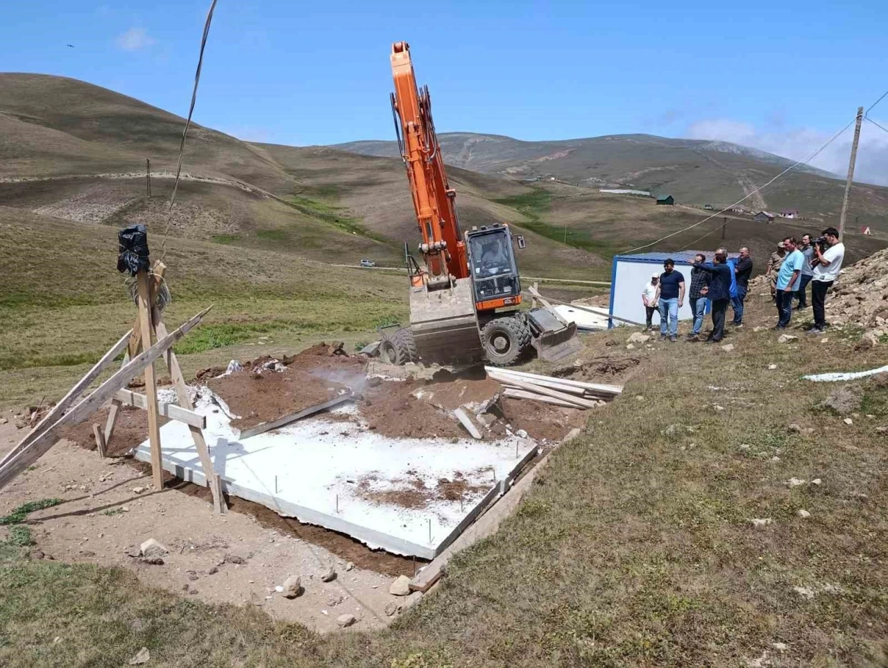 Gümüşhane’de yayladaki kaçak yapılar yıkılıyor
