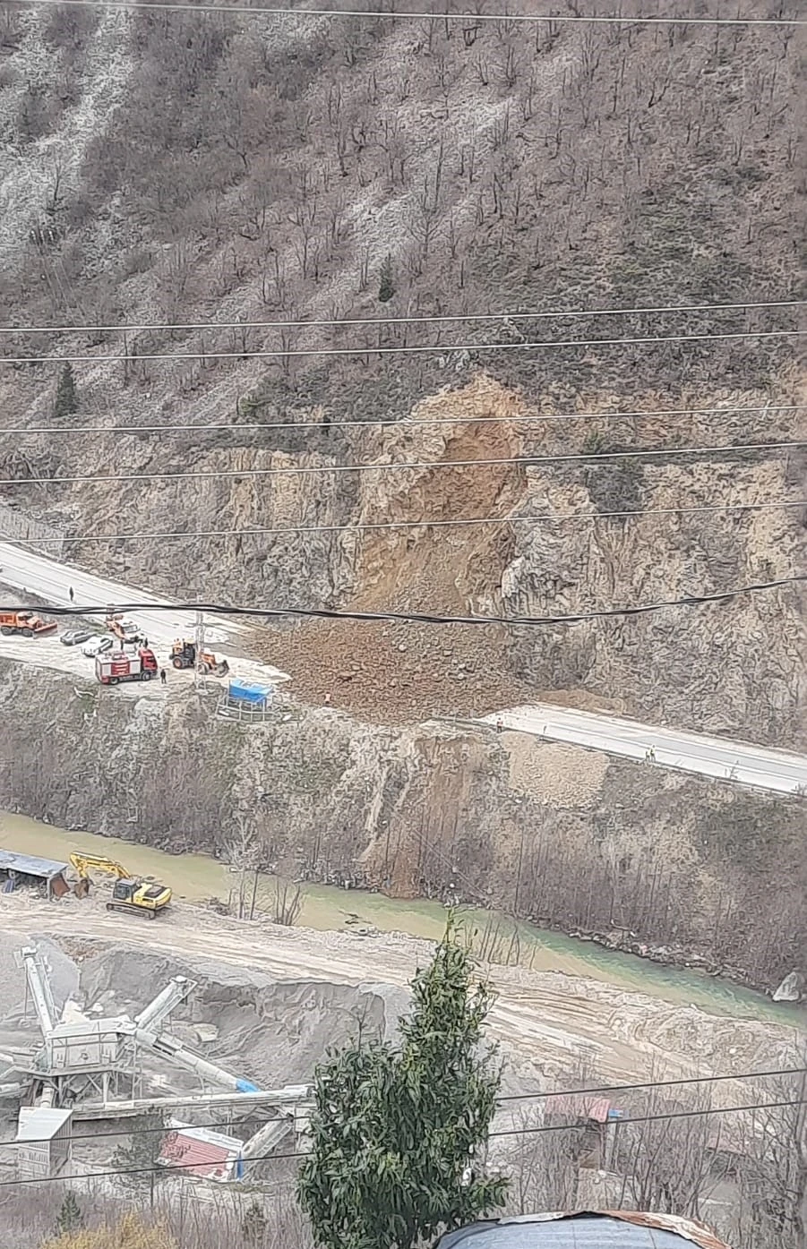 G&uuml;m&uuml;şhane-Giresun karayolunda heyelan
