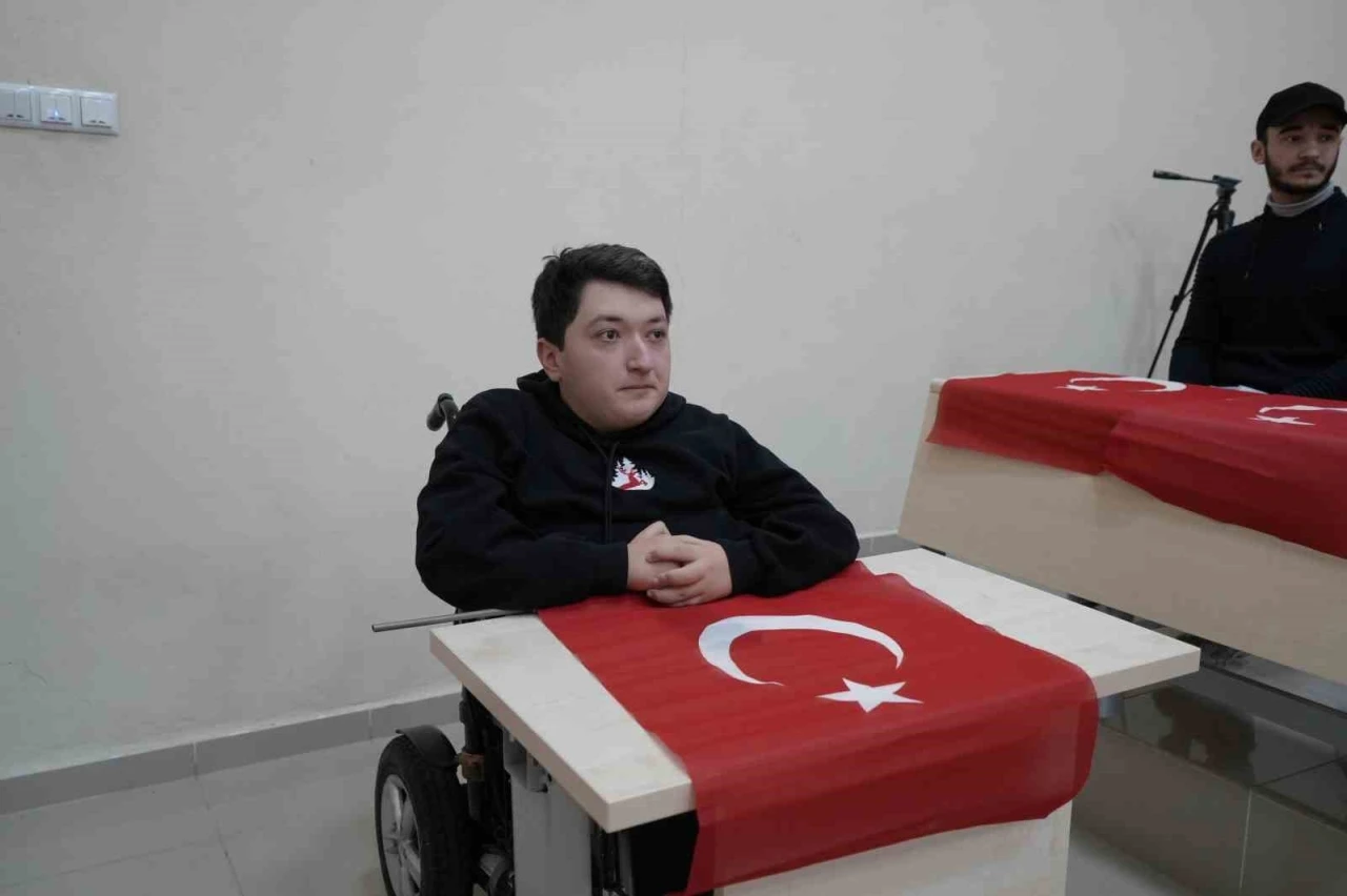 G&uuml;m&uuml;şhane &Uuml;niversitesi&rsquo;nde ilk ders T&uuml;rk Bayrağı&rsquo;na ayrıldı
