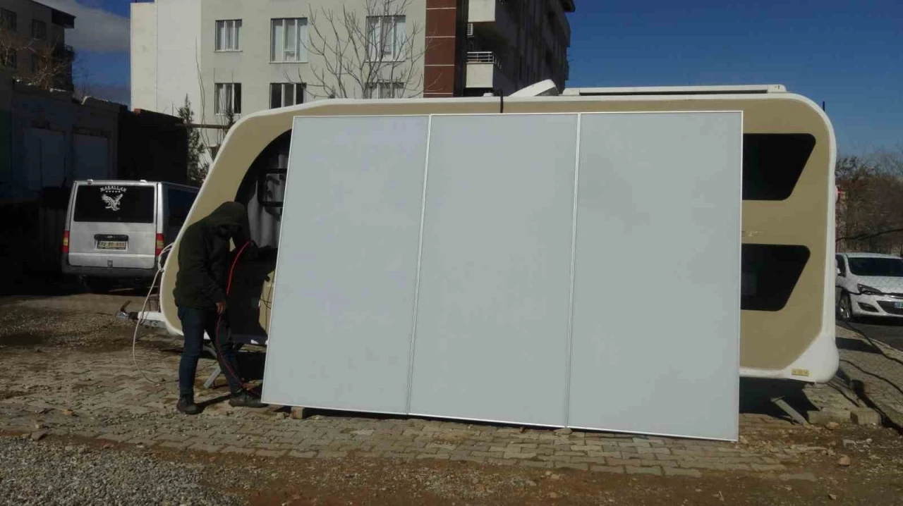 G&uuml;neş panellerinde devrim: G&uuml;nd&uuml;z enerji, gece reklam paneli
