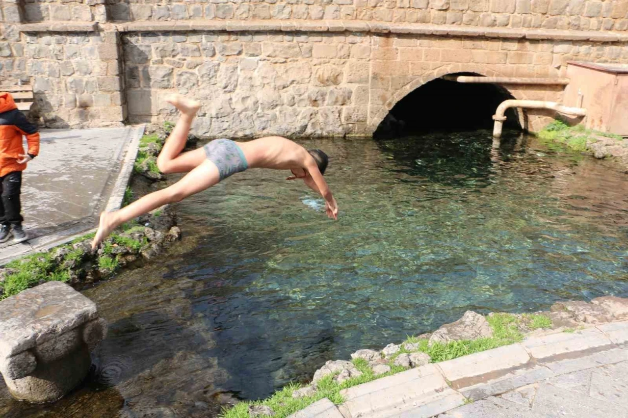 G&uuml;neşi g&ouml;ren &ccedil;ocuklar Anzele Parkı&rsquo;na koştu
