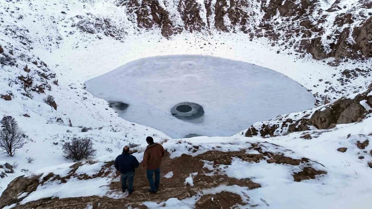 G&uuml;neşin konumuna g&ouml;re renk değiştiren Kızıl&ccedil;an G&ouml;l&uuml; dondu
