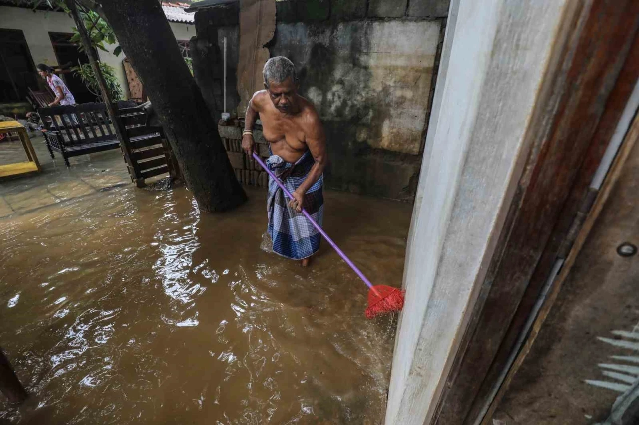 Güney Asya’daki sel ve toprak kaymalarında can kaybı bin 700’ü aştı
