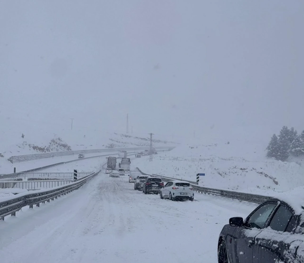G&uuml;neydoğu&rsquo;da kar esareti: Mardin ve Diyarbakır beyaza b&uuml;r&uuml;nd&uuml;, yollar kapandı
